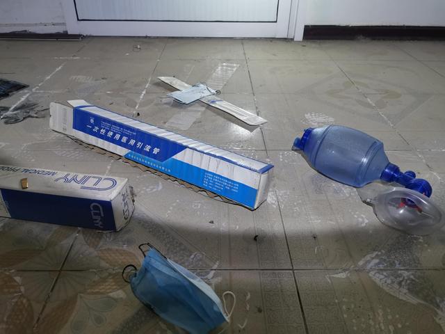 불법 장기 적출 및 이식 수술이 이뤄진 공장 내부에서 발견된 버려진 수술도구 (사진=신징바오)