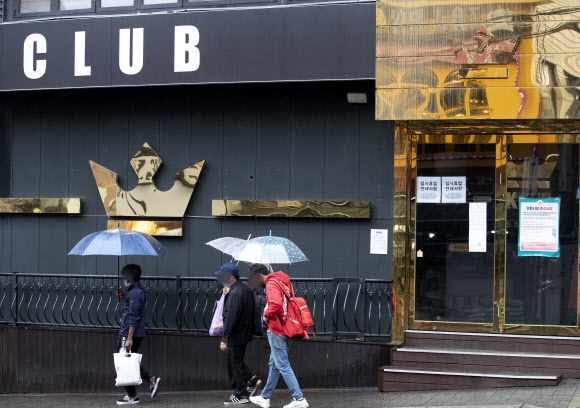 사진은 신종코로나 바이러스 감염증(코로나19) 확진자가 다녀간 서울 용산구 이태원의 한 클럽의 9일 오후 모습. 2020.5.9 연합뉴스