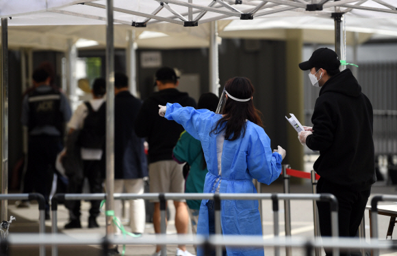 - 이태원 클럽 관련 코로나19 확진자가 연일 증가하고 있는 가운데 14일 서울 용산구 한남동 주민센터 옆 공영주차장에 설치된 워크스루 방식 선별진료소에서 시민들이 검사를 받기 위해 줄서 있다. 2020. 5.14 박윤슬 기자 seul@seoul.co.kr