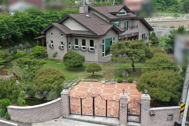 - 정의기억연대의 전신인 한국정신대문제대책협의회가 2013년 일본군 위안부 피해자들을 위해 세운 ‘평화와 치유가 만나는 집’ 쉼터가 원래 목적에 맞지 않게 사용됐다는 의혹이 제기된 가운데 17일 경기 안성시 금광면에 있는 쉼터 모습.뉴스1