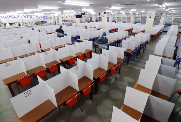 고3 등교 앞둔 학교 급식실 방역 - 고등학생 3학년 등교를 하루 앞둔 19일 오전 광주 북구 살레시오고등학교 코로나19 예방 칸막이가 설치된 급식실에서 광주 북구청 방역반원들이 방역하고 있다. 2020.5.19 연합뉴스