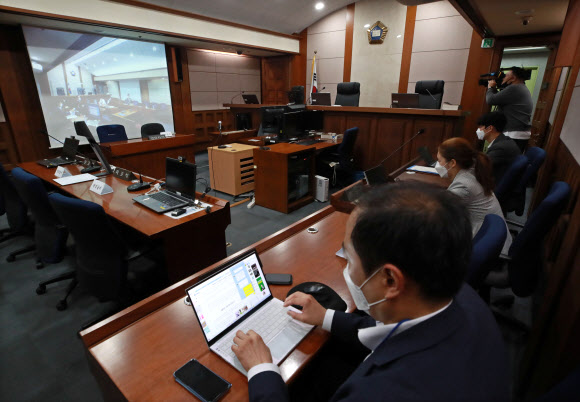 ‘웰컴투비디오’ 손정우 범죄인 인도심사에 쏠린 눈 - 19일 오전 서울 서초동 서울고등법원에서 세계 최대의 아동 성 착취물 사이트 ‘웰컴 투 비디오’ 운영자 손정우 씨의 범죄인 인도심사 심문이 열렸다. 중계 법정 안에서 취재진이 재판 시작을 기다리고 있다. 2020.5.19 연합뉴스