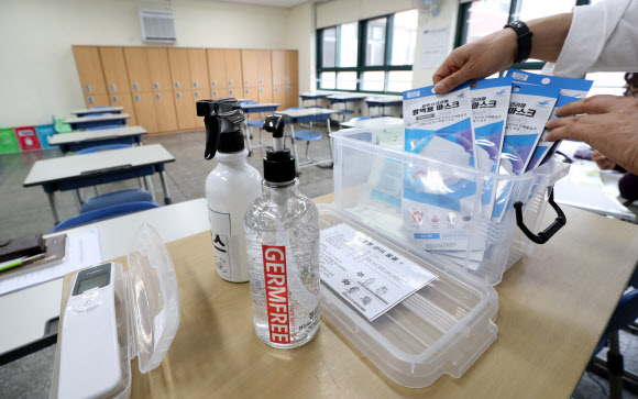 19일 오전 부산 동래구 충렬고등학교 고3 교실에 감염병 관리물품이 놓여 있다. 연합뉴스.