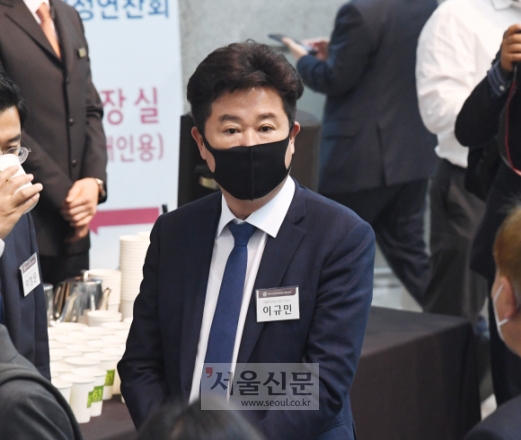 20일 오전 국회 헌정기념관 대강당에서 열린 제21대 국회 초선의원 의정연찬회에서 더불어민주당 이규민당선인이 참석했다. 윤미향 당선인은 이 당선인에게 2013년 경기도 안성에 있는 일본군 위안부 피해자 할머니들의 쉼터를 소개받았다고 밝혔다. 2020.5.20 김명국선임기자 daunso@seoul.co.kr