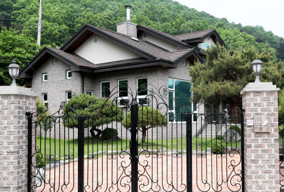 정의기억연대가 지정기부금을 받아 일본군 위안부 피해자들을 위한 쉼터로 운영하다 지난달 23일 건물 매각 계약을 체결하고 반납 절차가 진행 중인 경기도 안성시 ‘평화와 치유가 만나는 집’ 문이 17일 굳게 닫혀 있다. 연합뉴스