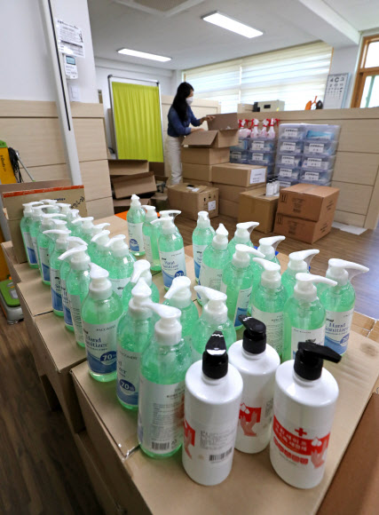 고3 등교 하루 앞으로, 소독제 쌓인 보건실 - 고3 등교 개학을 하루 앞둔 19일 오후 서울 마포구 숭문고등학교 보건실에 각 학급에 배급할 마스크와 소독제가 쌓여 있다. 2020.5.19 연합뉴스