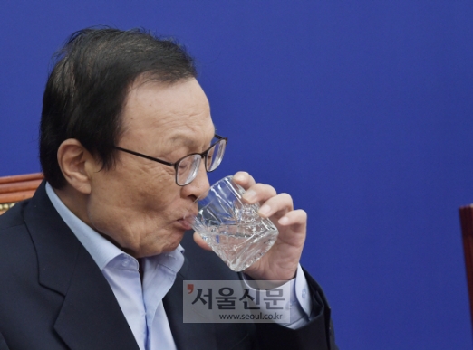 - 이해찬 더불어민주당 대표가 20일 국회에서 열린 당 최고위원회의에서 물을 마시고 있다. 이 대표는 이날 비공개회의에서 윤미향 당선자의 정의기억연대 회계 부정 의혹과 관련, “사실관계가 확인되는 것을 기다려 보자”고 말한 것으로 알려졌다. 김명국 선임기자 daunso@seoul.co.kr