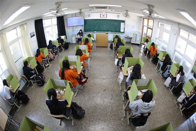 - 고3 학생들의 등교 수업이 시작된 20일 대구 북구 경명여고 교실에서 점심시간을 맞아 급식업체가 제공한 간편식 도시락을 학생들이 칸막이 안에서 먹고 있다. 2020.5.20뉴스1