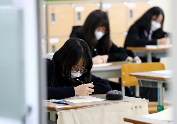 21일 오전 대전시 서구 갈마동 둔산여자고등학교에서 3학년 학생들이 올해 첫 대학수학능력시험 모의평가를 치르고 있다. 2020.5.21 연합뉴스