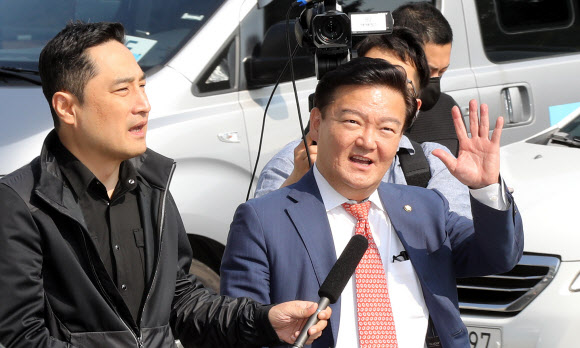 4ㆍ15총선 개표 조작 의혹을 주장해온 미래통합당 민경욱 의원이 강용석 변호사와 함께 21일 오후 경기도 의정부지검에 출석하며 지지자에게 손을 흔들고 있다. 2020.5.21 연합뉴스