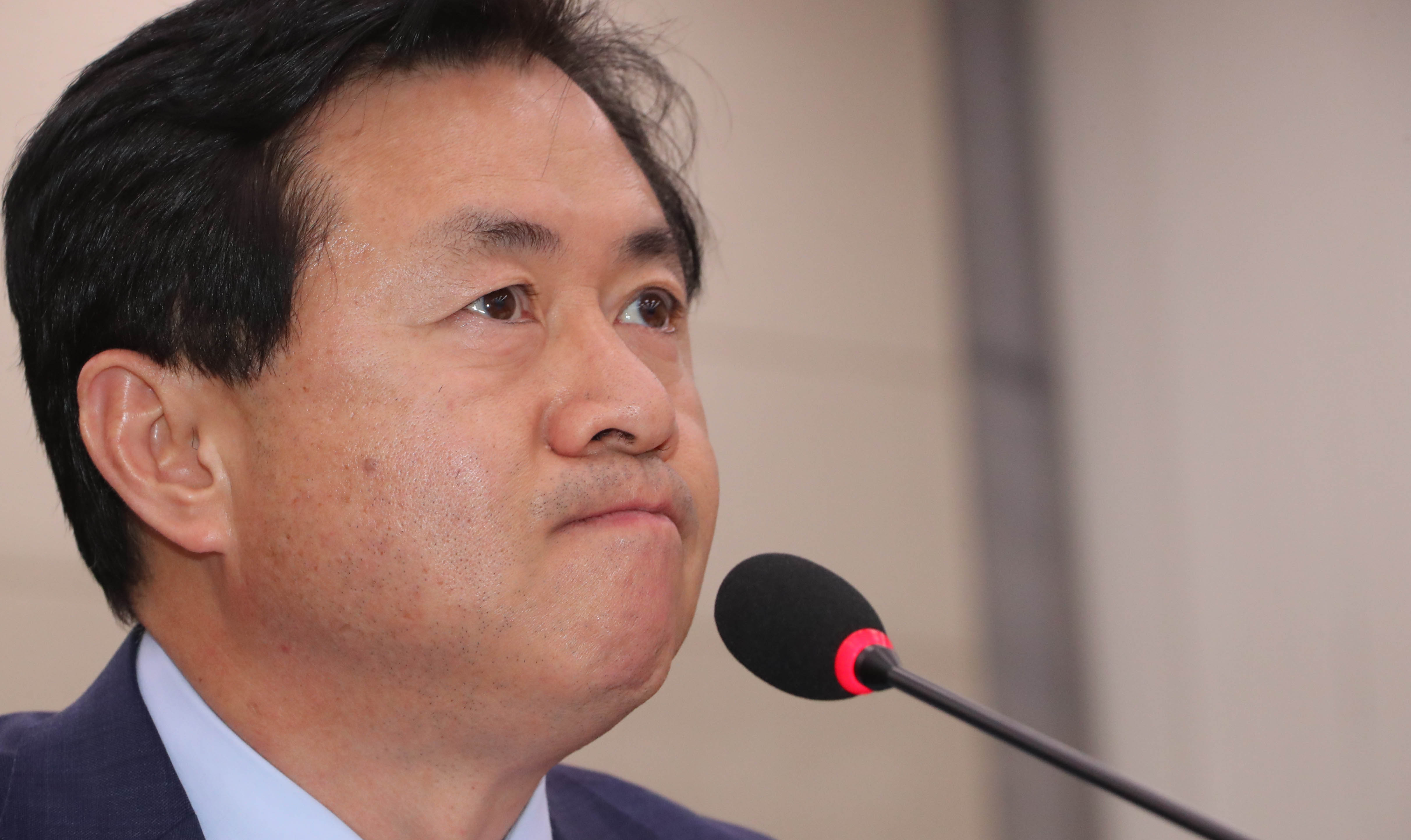 - 김영춘 더불어민주당 의원. 사진은 김 의원이 해양수산부 장관 재임 당시인 2017년 11월 24일 국회에서 열린 농림축산식품해양수산위원회 전체회의에 참석한 모습. 2017.11.24 연합뉴스