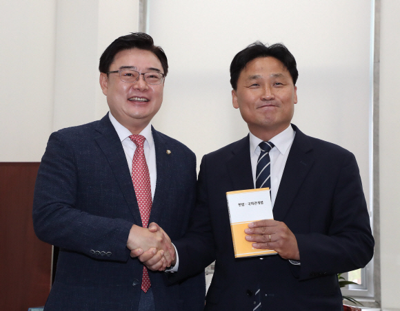 민주·통합 원내수석부대표 회동  - 21대 국회 개원을 앞두고 김영진(오른쪽) 더불어민주당 원내수석부대표와 김성원 미래통합당 원내수석부대표가 24일 국회 원 구성 방안을 논의하기 위해 처음 만나 악수하고 있다. 김영진 원내수석은 다른 쪽 손으로는 ‘헌법·국회관계법’을 들고 있다.정연호 기자 tpgod@seoul.co.kr