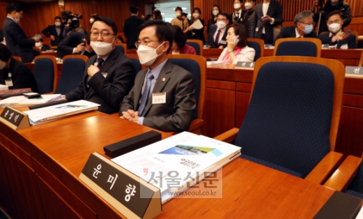 - 20일 국회 헌정기념관에서 열린 제21대 국회 초선 당선인 의정 연찬회에 윤미향 당선인의 자리가 비어있다. 2020. 5. 20 김명국 선임기자 daunso@seoul.co.kr