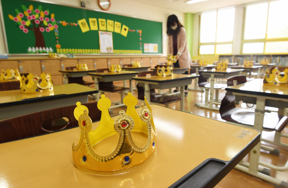 학생들 기다리는 왕관 - ‘등교 개학’을 하루 앞둔 26일 서울 성동구 동호초 1학년 교실에서 한 교사가 학생들을 위해 미리 준비한 왕관을 정리하고 있다. 코로나19 감염 확산 우려로 미뤄졌던 학생들의 등교수업이 지난 20일 고3 학생을 시작으로 순차적으로 진행될 예정이다.오장환 기자 5zzang@seoul.co.kr