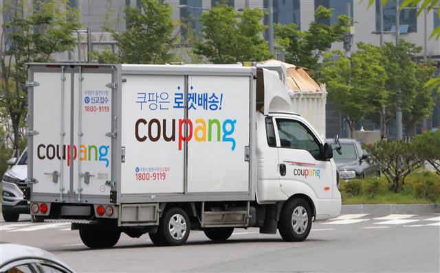 경기 부천 오정동에 위치한 쿠팡 물류센터에서 신종 코로나바이러스 감염증(코로나19) 확진자가 잇따라 발생했다. 쿠팡은 이날 해당 물류센터를 임시폐쇄 조치 했다. 사진은 지난 25일 오후 부천 쿠팡 물류센터에서 택배 차량이 빠져나오는 모습. 2020.5.26 뉴스1