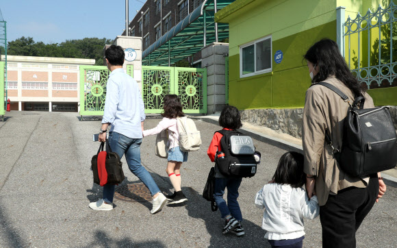 등교하는 매동초등학교 1학년 어린이들 - 코로나19의 여파로 늦춰졌던 초등학교 1.2학년 등교수업 진행된 29일 오전 서울 종로구 매동초등학교로 1학년 어린이들이 등교하고 있다. 2020.5.29 연합뉴스
