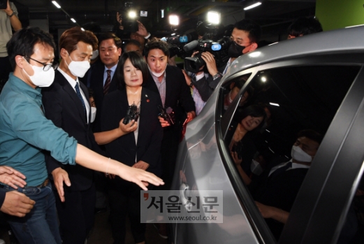 정의기억연대(정의연) 회계 부정 의혹에 휩싸인 윤미향 더불어민주당 당선인이 잠행 열하루 만인 29일 오후 서울 여의도 국회 소통관에서 진행된 기자회견을 마친 뒤 차량으로 이동하고 있다.2020.5.29 김명국선임기자 daunso@seoul.co.kr