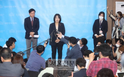 윤미향 더불어민주당 당선인이 29일 오후 국회 소통관에서 정의기억연대(정의연) 활동 기간에 불거진 부정 의혹 등에 대한 입장을 발표한 뒤 기자들의 질문에 답변하고 있다. 2020.5.29 김명국선임기자 daunso@seoul.co.kr