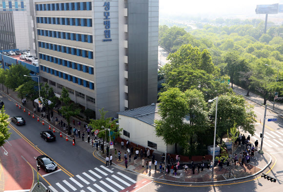 여의도 소재 학원에서 근무한 강사와 수강생 2명이 신종코로나바이러스 감염증(코로나19) 확진 판정을 받은 가운데 29일 오전 서울 영등포구 가톨릭대학교여의도성모병원 선별진료소에서 학생과 교사를 비롯한 시민들이 진료를 받기 위해 줄을 서 있다. 2020.5.29 연합뉴스