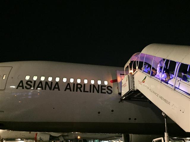 아프리카 교민들, 남수단 한빛부대 전세기로 귀국 - 신종 코로나바이러스 감염증(코로나19) 확산에 따른 국가봉쇄로 인해 아프리카에 발이 묶인 우리 국민들이 한빛부대 파병기를 통해 21일 귀국한다.외교부에 따르면 아프리카에 체류하던 우리 국민 60명을 태운 아시아나항공 귀국 특별기가 이날 오후 7시40분 인천공항에 도착한다. 에티오피아, 가나, 케냐, 수단에 체류하던 우리국민들은 각각 에티오피아 아디스아바바로 집결해 이번 특별기에 탑승했다. 이번 아프리카 재외국민 귀국은 남수단 한빛부대 교대용 파병기를 통해 이뤄졌다. 한빛부대 12진 1제대는 지난 18일 전세기를 통해 출국했다. 특별기에선 장병과 교민을 대상으로 발열체크 등 방역절차가 이뤄졌으며 의료지원을 위한 국방부와 외교부 지원인력도 동행했다. (주가나대사관 제공) 2020.5.21/뉴스1