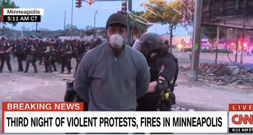 경찰에 체포되는 오마르 히메네스 기자