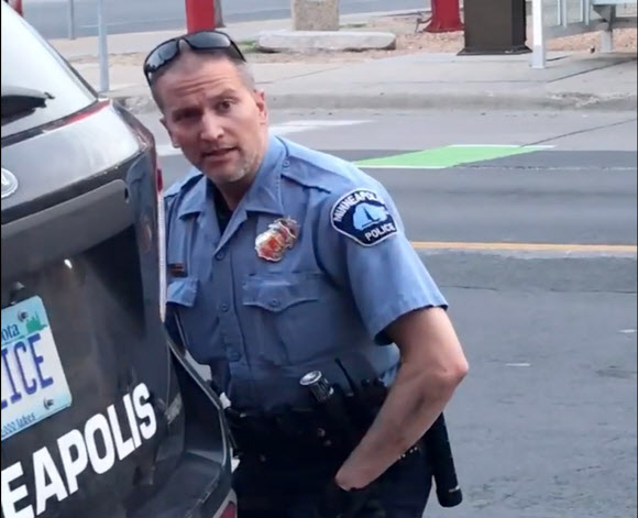 지난 25일(이하 현지시간) 비무장 흑인 조지 플로이드(사진에는 보이지 않음) 살해 혐의로 29일 체포된 미니애폴리스 경찰 소속 데렉 쇼빈이 무릎으로 찍어 눌러 죽음에 이르게 했을 때의 모습.　다르넬라 프레지어 동영상 캡처 AFP 연합뉴스