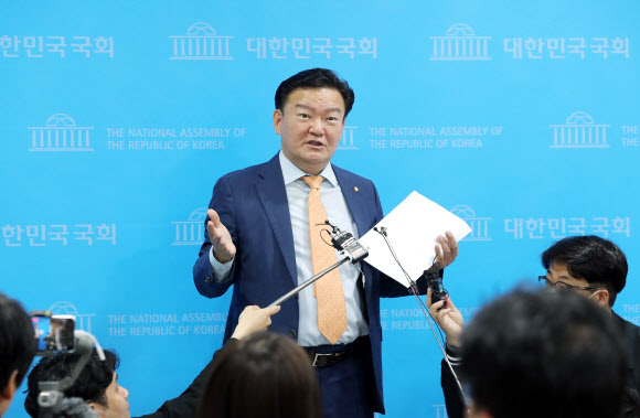 질문에 답하는 민경욱 - 미래통합당 민경욱 의원이 19일 오전 서울 여의도 국회 소통관에서 지난 12일 중앙선관위의 입장 발표와 달리 “4?15 총선에 사용된 투표지분류기에 통신장치와 QR코드를 읽을 수 있는 스펙트럼 센서가 존재한다는 사실을 확인했다”고 주장하는 기자회견을 한 뒤, 투표지분류기 송수신 기능 관련 질문에 답하고 있다. 2020.5.19 연합뉴스