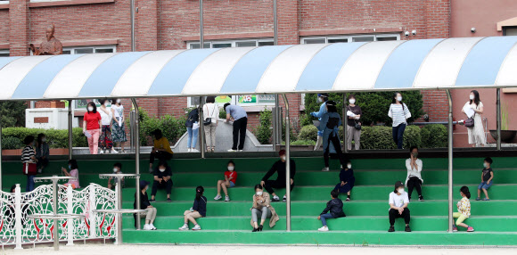 거리 지키며 검사 기다리는 초등학생들 - 함께 제주도로 단체 여행을 다녀온 교회 목사인 A씨 가족 7명 중 초등학생을 포함한 5명이 신종 코로나바이러스 감염증(코로나19) 확진 판정을 받은 31일 오후 경기도 안양시 양지초등학교에서 해당 학생과 접촉한 직원과 초등학생 등이 거리를 지키며 검사를 대기하고 있다. 2020.5.31 연합뉴스