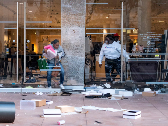 ‘흑인사망’ 시위 와중에 약탈 당하는 LA 상점들 - 미국 로스앤젤레스에서 30일(현지시간) 흑인 남성 조지 플로이드가 경찰의 가혹행위로 사망한 사건에 분노한 시위가 벌어진 가운데 페어팩스 지역에 있는 그로브 쇼핑센터의 점포들이 약탈을 당하고 있다.2020.05.31.로스앤젤레스 AFP 연합뉴스