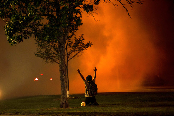 지난달 30일(현지시간) 미국 콜로라도에서 한 시민이 무릎을 꿇고 있다. AP통신