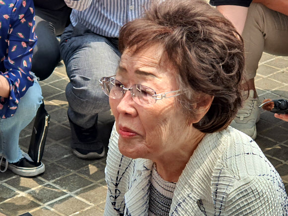 - 지난 6일 대구 중구 희움역사관에서 열린 대구·경북 일본군 위안부 피해자 추모제에 참석한 이용수 할머니가 먼저 떠난 할머니를 떠올리며 생각에 잠겨 있다. 이 할머니는 지난달 두 차례 기자회견에 이어 이 자리에서도 윤미향 더불어민주당 의원을 강하게 비난했다.대구 연합뉴스