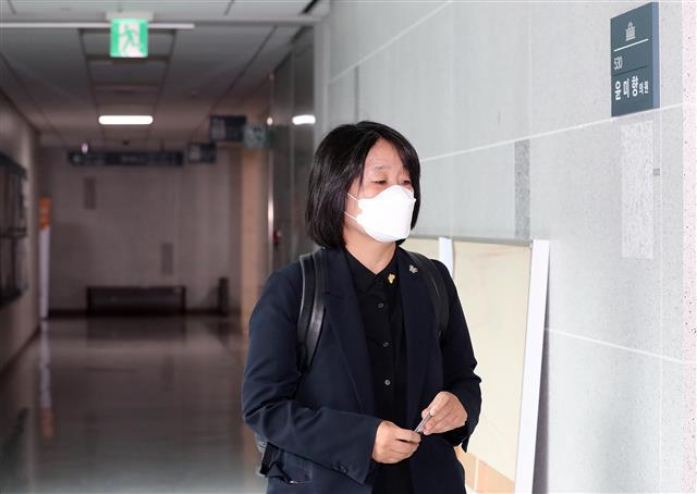 출근하는 윤미향 - 윤미향 더불어민주당 의원이 8일 오전 서울 여의도 국회 의원회관 사무실로 출근하고 있다. 2020.6.8/뉴스1