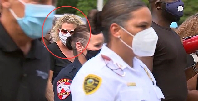 흑인의 발을 씻어주는 의식에 참여한 백인