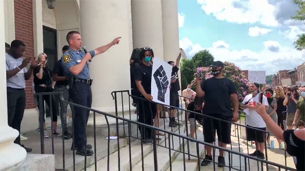 이날 모인 주민 수백 명은 사망 당시 플로이드의 모습을 재현하며 경찰 과잉진압에 항의하는 시위를 전개했다.