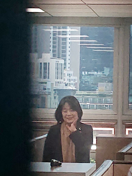 - 더불어민주당 윤미향 의원이 1일 오후 서울 여의도 국회 의원회관 내 사무실에서 보좌진과 대화하고 있다. 2020.6.1 연합뉴스