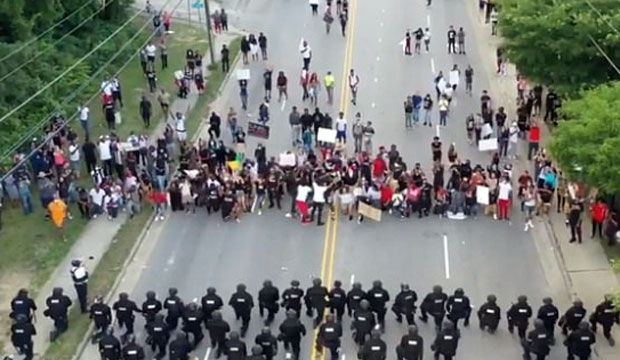 1일 시위대와 마주한 노스캐롤라이나주 페이엣빌 경찰이 무릎을 꿇었다./사진=트위터