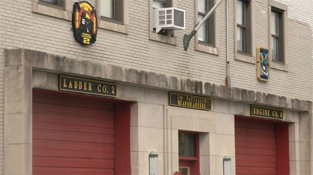 파치는 3일(현지시간) 로드아일랜드주 프로비던스카운티 메서스트리트 소방서 앞에서 경찰의 인종차별적 검문을 받았다. 당시 소방서에서 근무 중이었던 그는 제복 차림이었다./사진=NBC10