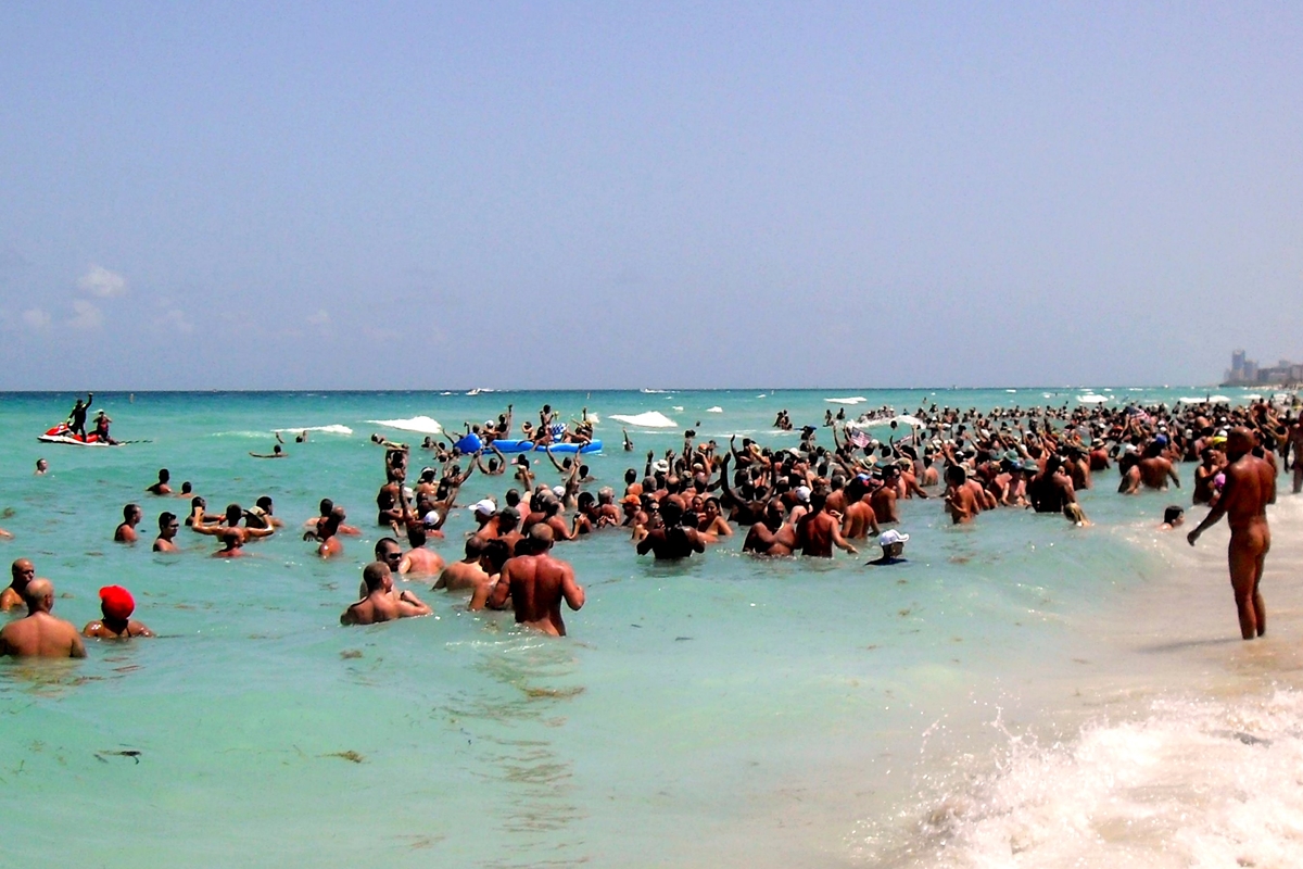 미국 플로리다주 마이애미의 대표적인 누드 해변 홀오버 공원 해변. 위키피디아