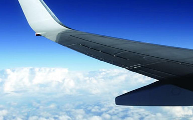 불에 타지 않는 탄소섬유강화플라스틱 개발 - 탄소섬유강화플라스틱은 강철보다 가볍고 강도는 더 큰 복합재료이다. 이 때문에 항공기 뿐만 아니라 건축분야에서도 다양하게 쓰인다. 국내 연구진이 식물성분을 활용해 불에 타지 않는 친환경 탄소섬유강화플라스틱을 개발해 주목받고 있다.