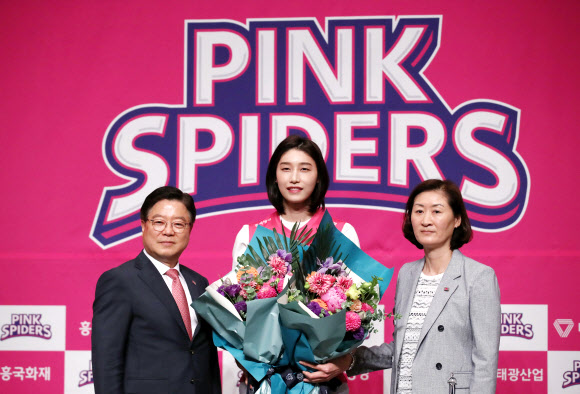11년 만에 국내 프로배구 V리그로 복귀한 김연경이 10일 오후 서울 중구 밀레니엄 힐튼 호텔에서 열린 흥국생명 배구단 입단 기자회견에서 유니폼을 착용한 후 구단주 조병익 흥국생명보험 대표이사(왼쪽), 박미희 감독과 기념촬영을 하고 있다. 2020.6.10 연합뉴스
