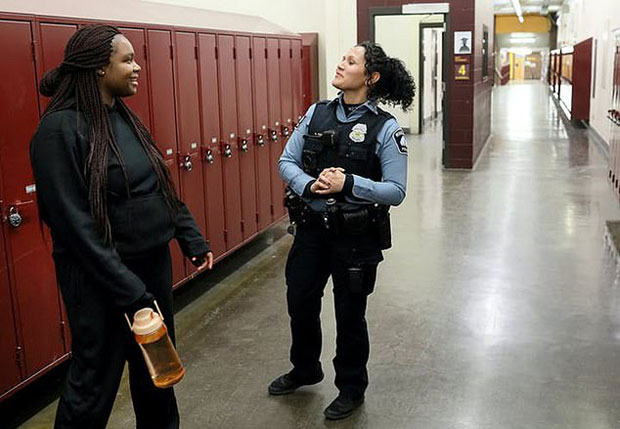 2019년 자신이 다니던 고등학교에서 학교 보안관과 이야기를 나누던 다넬라 프레지어의 모습./사진=스타트리뷴 캡쳐