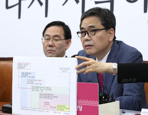 미래통합당 곽상도 의원(오른쪽)이 25일 국회에서 열린 ‘위안부 할머니 피해 진상규명 TF’ 1차 회의에서 발언하고 있다. 왼쪽은 통합당 주호영 원내대표. 뉴스1