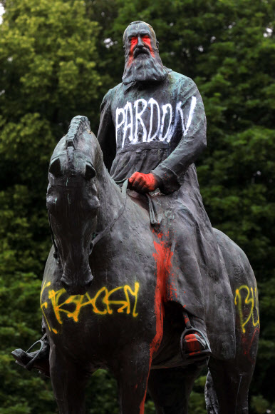 벨기에 수도 브뤼셀의 아프리카 박물관 앞에 세워진 레오폴드 2세 동상에 붉은색 페인트칠과 낙서가 새져겨 있다.AFP 자료사진 연합뉴스