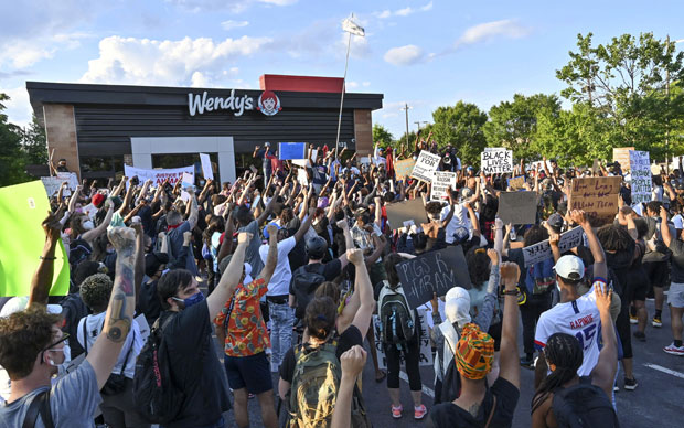 13일(현지시간) 브룩스가 사망한 미국 조지아주 애틀랜타의 ‘웬디스’ 매장 앞에는 150여 명이 모여 흑인 차별에 항의하는 시위를 전개했다./사진=AP 연합뉴스