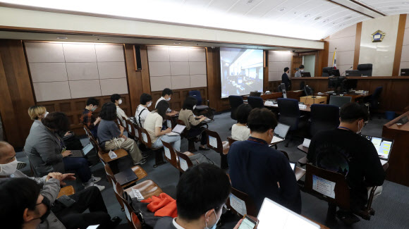 - 세계 최대 아동 성 착취물 사이트 ‘웰컴 투 비디오’ 운영자 손정우씨의 미국 송환 여부를 결정하는 범죄인 인도심사 두 번째 심문이 16일 서초구 서울고법에서 열렸다. 재판이 열린 서울고법에 마련된 중계법정에서 취재진 등이 모니터를 보며 손씨 재판 개정을 기다리고 있다.  2020.6.16 연합뉴스