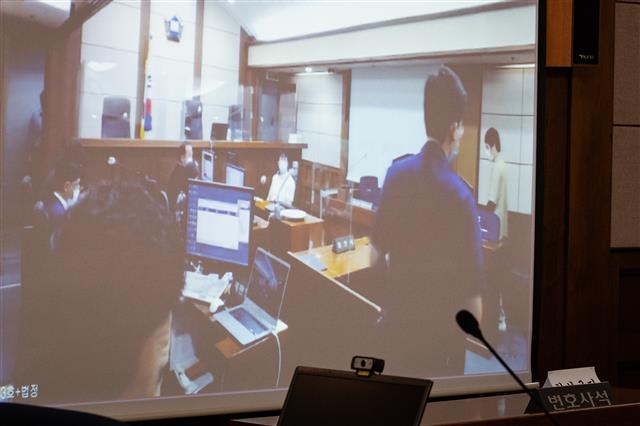 - 16일 서울 서초구 고등법원에서 열린 세계 최대 아동 성착취물 사이트 ‘웰컴 투 비디오’(W2V) 운영자 손정우에 대한 범죄인 인도심사 청구사건 2번째 심문기일에 손씨가 출석하고 있다. 재판부는 지난 5월19일 열린 1번째 심문기일에서 특별한 사정이 없으면 2번째 심문 당일 손씨의 인도 여부를 결정한다고 예고했다. 2020.6.16뉴스1