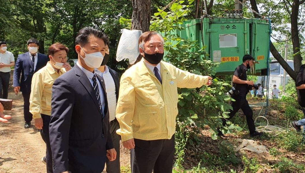 - 이재강 경기도 평화부지사(오른쪽)가 17일 경기도 포천시의 이민복 대북풍선단장의 자택에서 대북전단 관련 물품 반출 금지를 알리는 행정명령을 집행하고 있다. 2020.6.17 연합뉴스