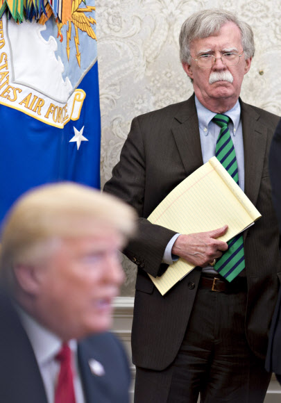 발언하는 트럼프 바라보는 볼턴 - 존 볼턴 전 백악관 국가안보보좌관이 2018년 5월 17일 당시 미국 워싱턴DC 백악관 대통령 집무실에서 열린 회의에 참석해 발언하는 도널드 트럼프 대통령을 바라보고 있다. 2020.6.21 EPA 연합뉴스