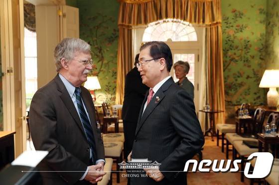 - 정의용 청와대 외교안보실장이 최근 논란이 되고 있는 존 볼턴 전 백악관 국가안보보좌관의 회고록에 대해 22일 정식 입장을 발표해 사실 왜곡이 많다고 지적했다. 사진은 지난해 4월 11일 워싱턴 DC의 백악관을 찾아 볼턴과 손을 맞잡는 정 실장.청와대 페이스북 캡처 뉴스1 자료사진