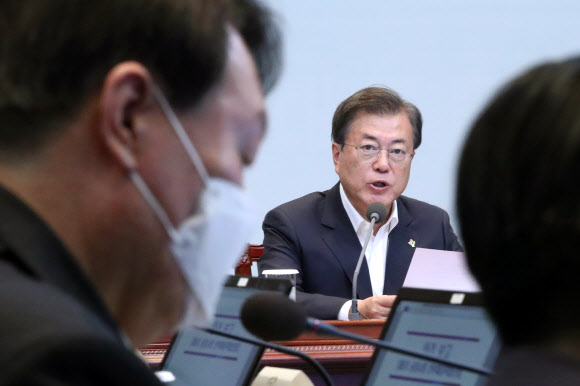 문재인 대통령이 22일 오후 청와대에서 추미애 법무부 장관, 윤석열 검찰총장(왼쪽) 등이 참석한 가운데 열린 제6차 공정사회 반부패정책협의회에서 발언하고 있다. 2020.6.22 연합뉴스